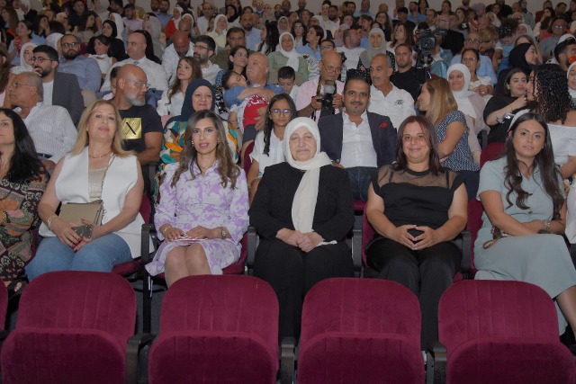 حفلَي تخرجهم في ثانوية رفيق الحريري: طلاب الخامس جسّدوا حق الأطفال بالعيش بسلام، وتلامذة الروضة الثالثة استعادوا زمن اللعب الجميل