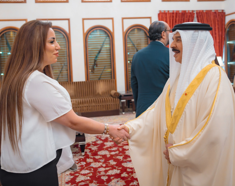 ملك البحرين يمنح السفير خالد عارف وساماً من الدرجة الأولىملك البحرين يمنح السفير خالد عارف وساماً من الدرجة الأولى