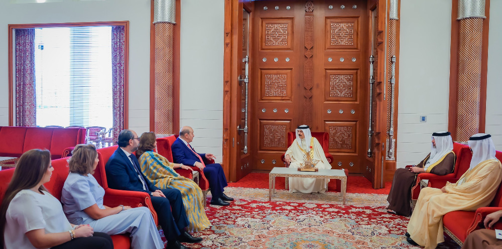 ملك البحرين يمنح السفير خالد عارف وساماً من الدرجة الأولىملك البحرين يمنح السفير خالد عارف وساماً من الدرجة الأولى