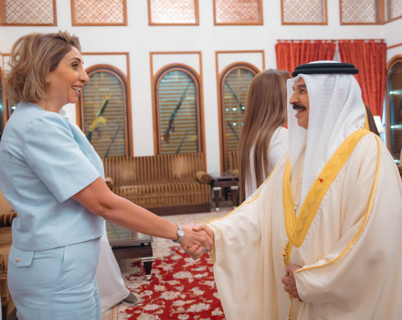 ملك البحرين يمنح السفير خالد عارف وساماً من الدرجة الأولىملك البحرين يمنح السفير خالد عارف وساماً من الدرجة الأولى