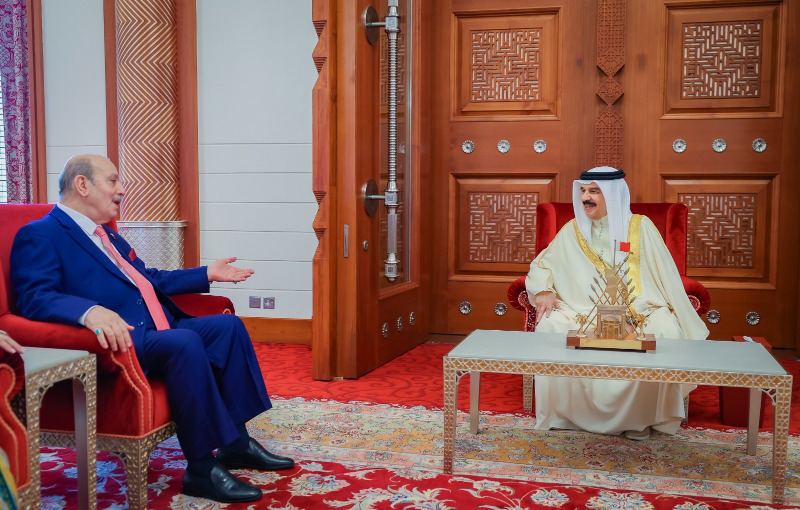 ملك البحرين يمنح السفير خالد عارف وساماً من الدرجة الأولىملك البحرين يمنح السفير خالد عارف وساماً من الدرجة الأولى