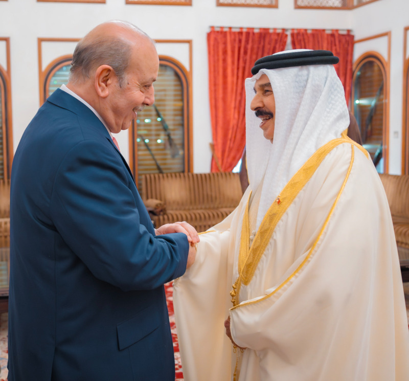 ملك البحرين يمنح السفير خالد عارف وساماً من الدرجة الأولىملك البحرين يمنح السفير خالد عارف وساماً من الدرجة الأولى