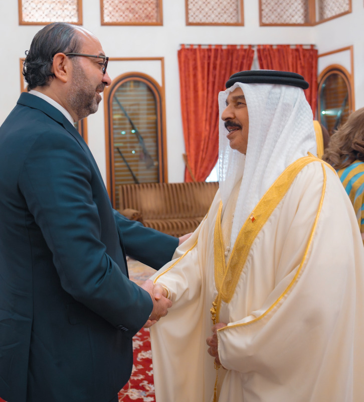 ملك البحرين يمنح السفير خالد عارف وساماً من الدرجة الأولىملك البحرين يمنح السفير خالد عارف وساماً من الدرجة الأولى