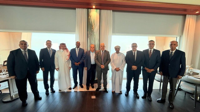 السفير العماني يكرّم السفير الفلسطيني علي يونس في أبوظبي