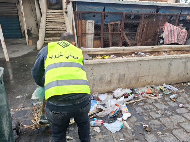 عمال "معطي غروب" يدخلون مجددًا إلى صيدا القديمة لتنفيذ حملة تنظيف بالتعاون والتنسيق مع بلدية صيدا