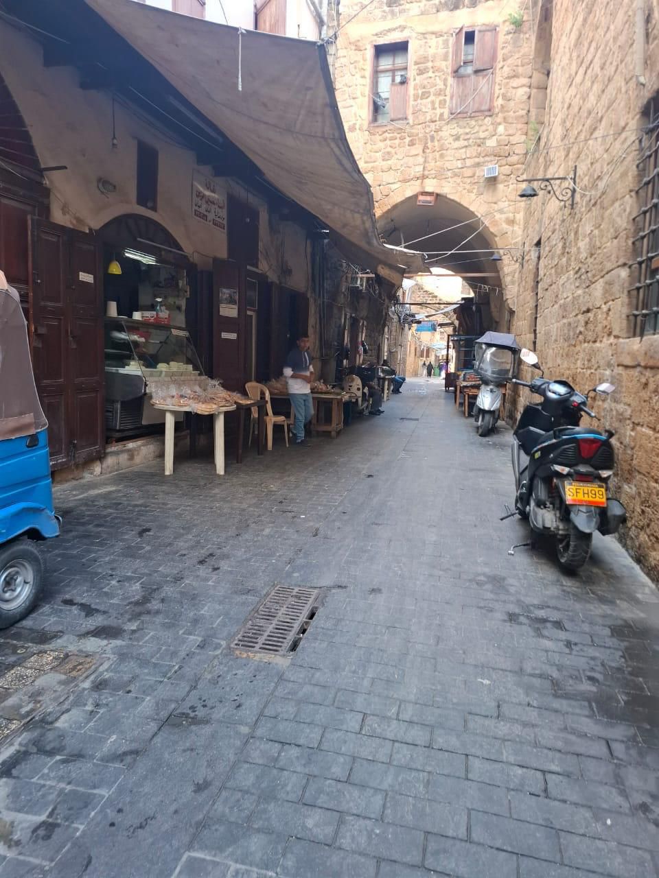 عمال "معطي غروب" يدخلون مجددًا إلى صيدا القديمة لتنفيذ حملة تنظيف بالتعاون والتنسيق مع بلدية صيدا