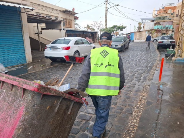 عمال "معطي غروب" يدخلون مجددًا إلى صيدا القديمة لتنفيذ حملة تنظيف بالتعاون والتنسيق مع بلدية صيدا