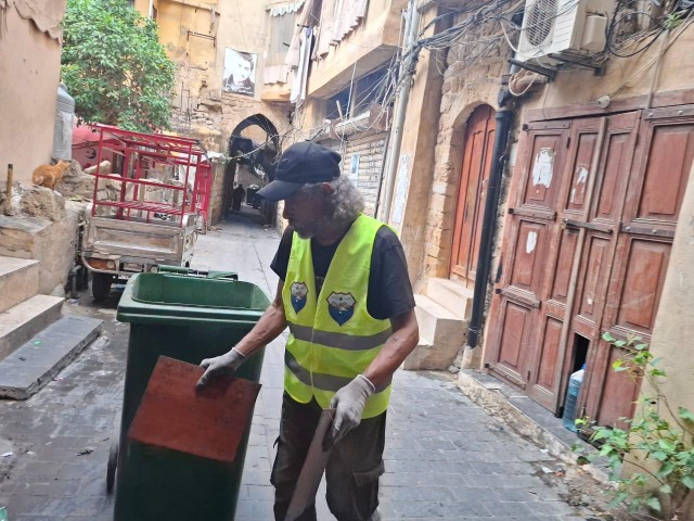 عمال "معطي غروب" يدخلون مجددًا إلى صيدا القديمة لتنفيذ حملة تنظيف بالتعاون والتنسيق مع بلدية صيدا