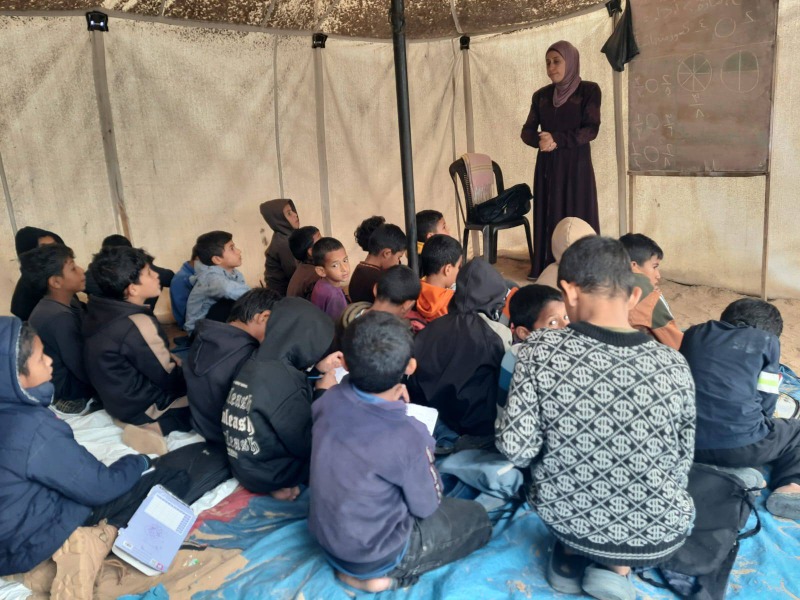 طلاب غزة يواجهون البرد القارس في خيام مهترئة للحفاظ على حقهم في التعليم
