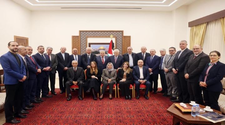الرئيس عباس يتسلم مسودة الدستور المؤقت لدولة فلسطين