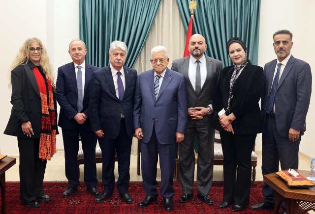 الرئيس عباس يتسلم التقرير السنوي للمؤسسة الفلسطينية للتمكين