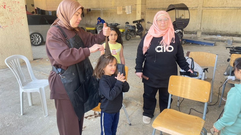 مقصّ صغير.. وفرح كبير: مبادرة تعيد بهجة العيد إلى الأطفال في  مراكز إيواء صيدا!