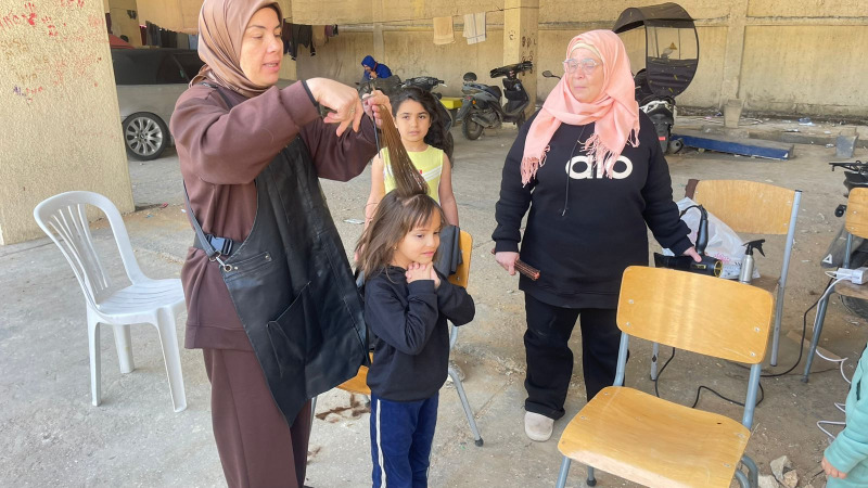 مقصّ صغير.. وفرح كبير: مبادرة تعيد بهجة العيد إلى الأطفال في  مراكز إيواء صيدا!