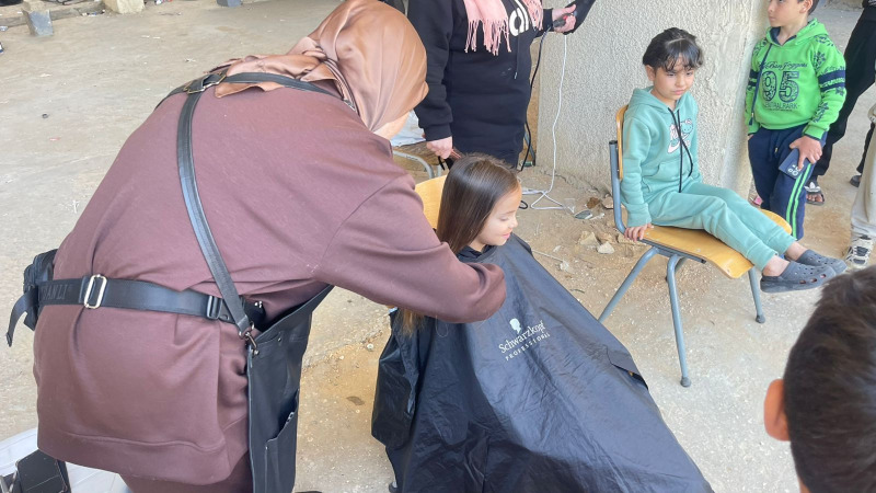 مقصّ صغير.. وفرح كبير: مبادرة تعيد بهجة العيد إلى الأطفال في  مراكز إيواء صيدا!