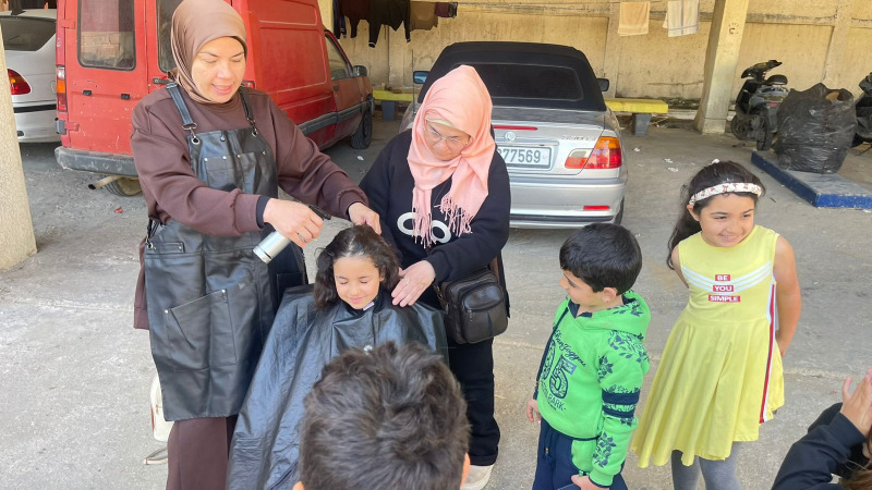 مقصّ صغير.. وفرح كبير: مبادرة تعيد بهجة العيد إلى الأطفال في  مراكز إيواء صيدا!