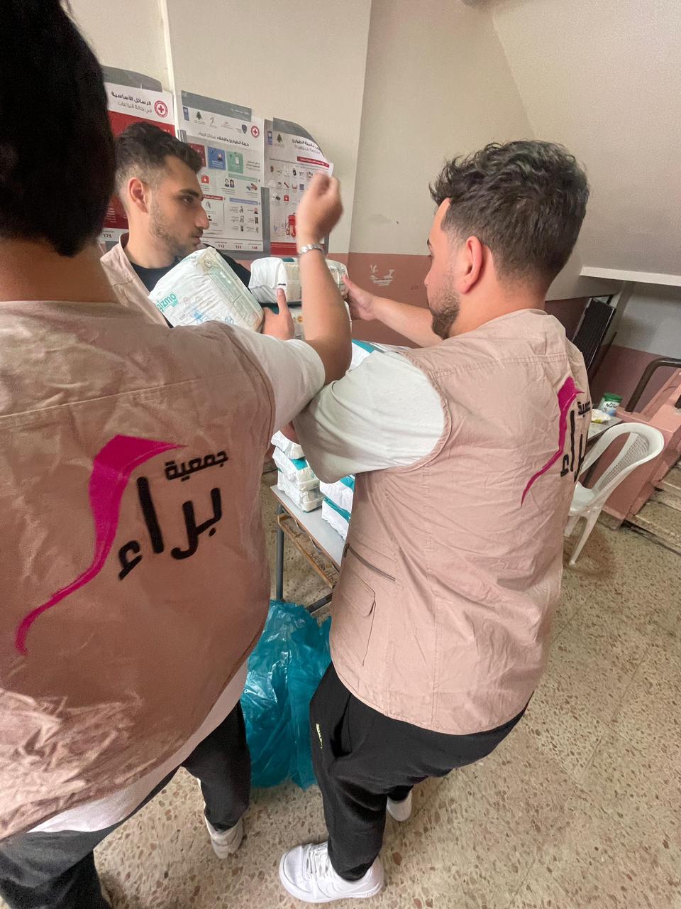 جمعية "براء" تواصل دعم النازحين في صيدا بتوزيع مستلزمات للأطفال في مراكز الإيواء