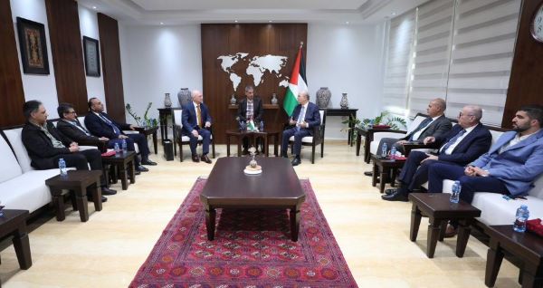 الرئيس عباس يمنح الشاعر الروسي فاديم تيريوخين وسام الثقافة والعلوم والفنون مستوى التألق