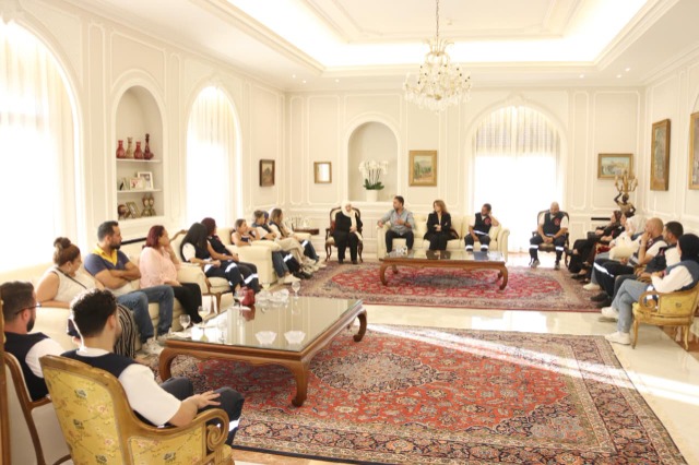 بهية الحريري تُكرّم فريق الجهاز الطبي المتنقل  والمركز الطبي الإجتماعي في مؤسسة الحريري