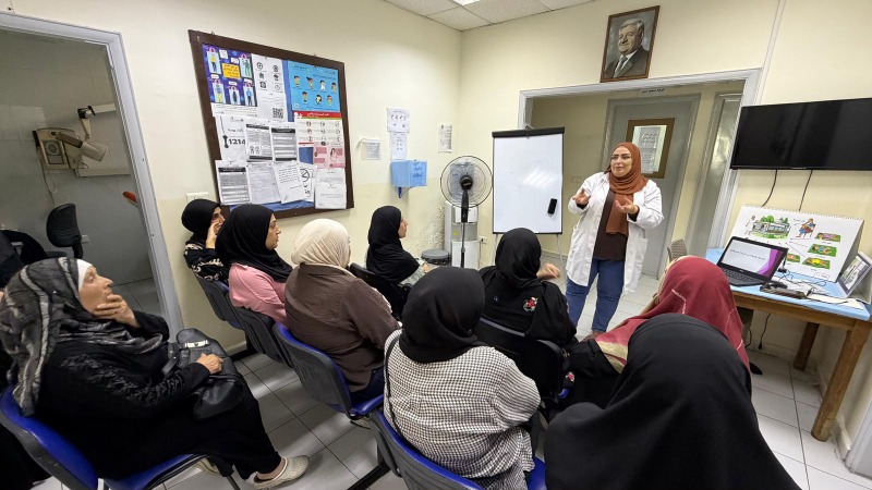 محاضرة توعوية حول مخاطر "جفاف النساء الحوامل والأطفال" في مستوصف الشهيد معروف سعد