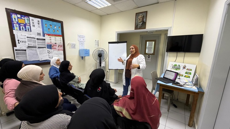 محاضرة توعوية حول مخاطر "جفاف النساء الحوامل والأطفال" في مستوصف الشهيد معروف سعد