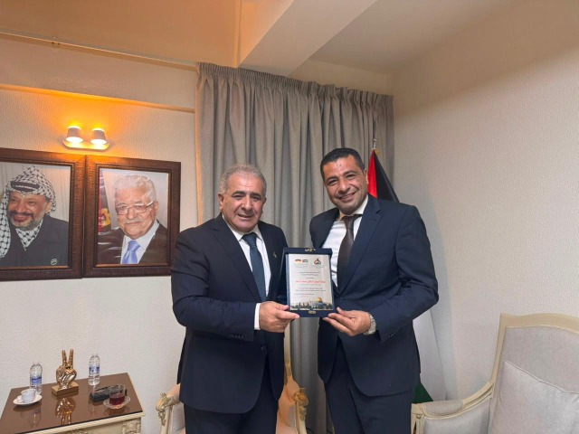 رئيس الجالية الفلسطينية في بريمن سامر أصلان يكرّم السفير الفلسطيني محمد الأسعد