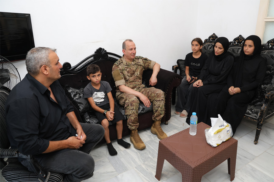 قائد الجيش متفقدًا وحدات عسكرية منتشرة في بيروت ومحيطها: التحديات أمامنا كبيرة ولا خيار لنا سوى الاستمرار في التضحية والعطاء