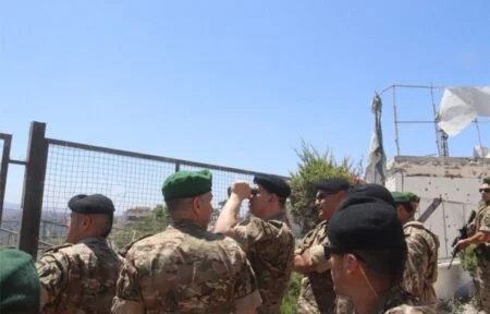 قائد الجيش العماد هيكل يتفقّد وحدات منتشرة في الجنوب ويقدّم التعازي لذوي العسكريين الشهداء