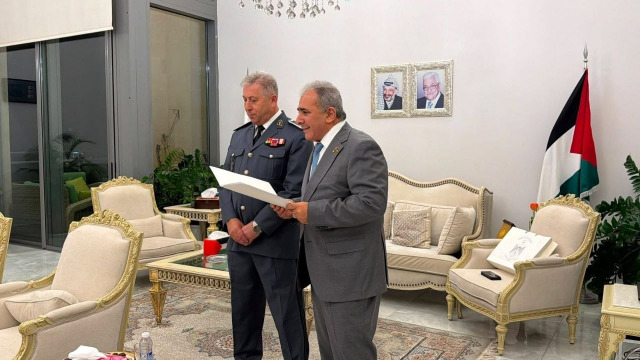 السفير الأسعد يكرم العميد موسى كرنيب