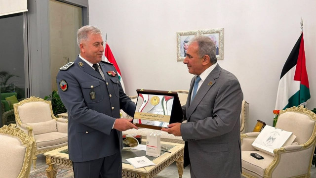 السفير الأسعد يكرم العميد موسى كرنيب