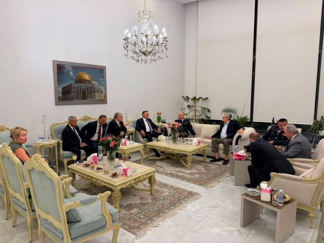 السفير الأسعد يكرم العميد موسى كرنيب