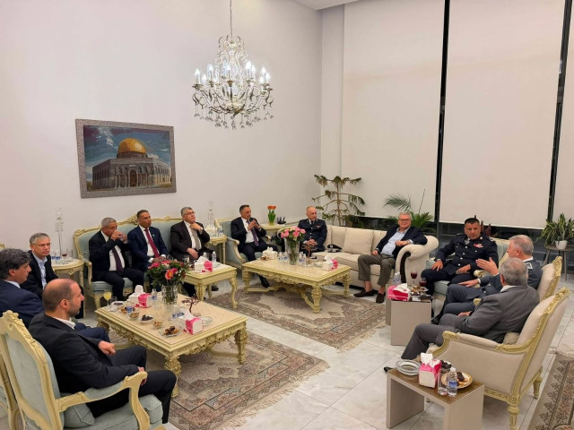 السفير الأسعد يكرم العميد موسى كرنيب