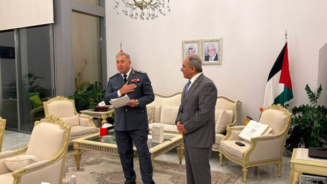 السفير الأسعد يكرم العميد موسى كرنيب