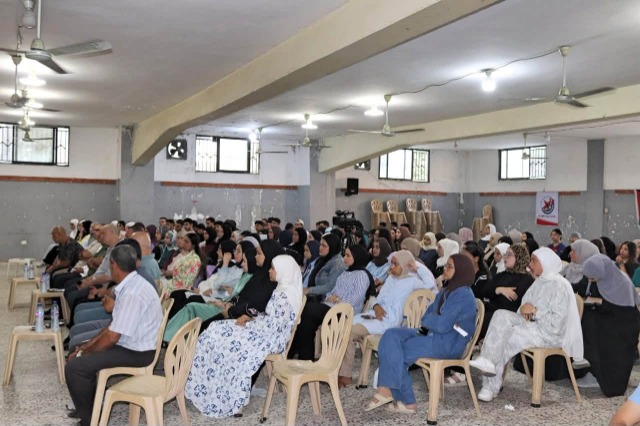 مؤسسة محمود عباس تنظم لقاءً توجيهياً لطلبة الثانوية العامة في مخيم البص