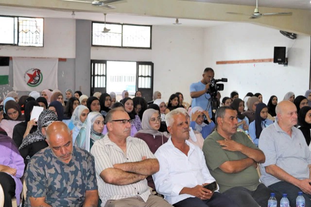 مؤسسة محمود عباس تنظم لقاءً توجيهياً لطلبة الثانوية العامة في مخيم البص