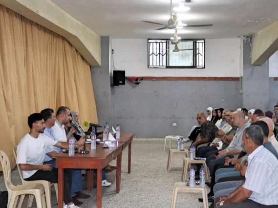 مؤسسة محمود عباس تنظم لقاءً توجيهياً لطلبة الثانوية العامة في مخيم البص