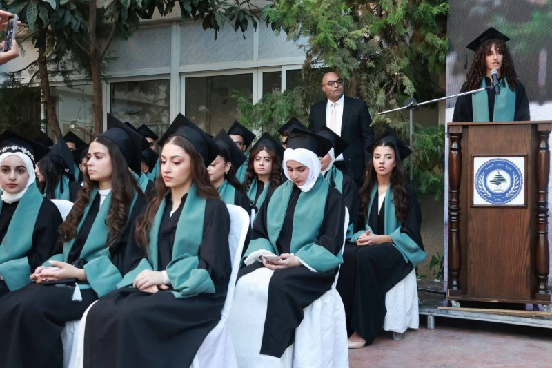 السفير الاسعد يشارك في حفل تخرج طلاب ثانوية بر الياس الرسمية