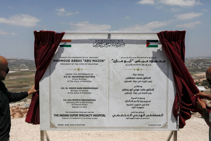عساف ممثلاً الرئيس عباس في وضع حجر الأساس للمستشفى الهندي التخصصي في عرابة: شعبنا يريد السلام ويسعى من أجله