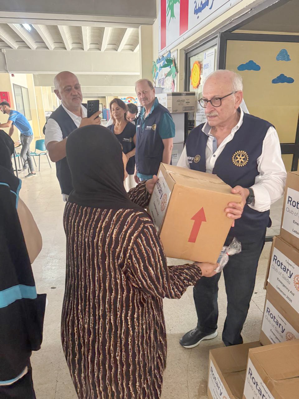 مساعدات عينية من "روتاري صيدا" و"بيروت سيدرز" للعائلات النازحة في "مركز المدرسة اللبنانية الكويتية"