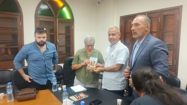 المناضلة الأممية اليونانية ناتاشا ترليكسيس تزور بلدية صور ضمن جولتها الجنوبية