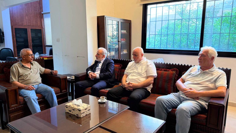 سعد يستقبل وفدًا من جمعية محمود عباس ويبحث أوضاع اللاجئين الفلسطينيين