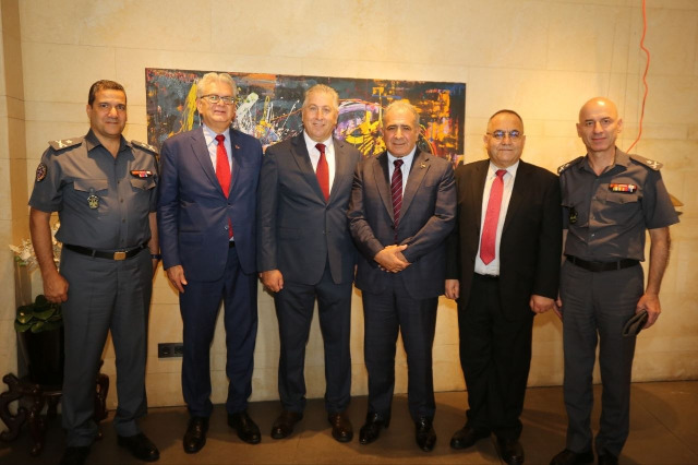 علي العبدالله يكرم العميد موسى كرنيب بحضور حشد دبلوماسي