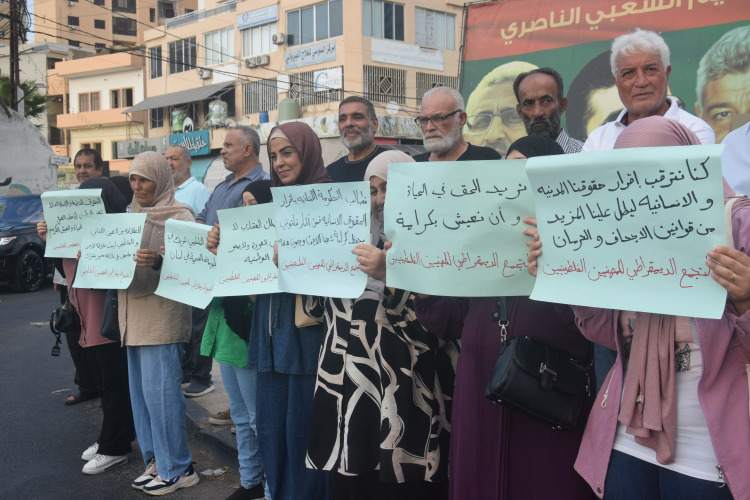 "العيش بكرامة لا يعني التوطين"... اعتصام فلسطيني في صيدا بدعوة من التجمع الديمقراطي للمهنيين للمطالبة بالحقوق الإنسانية والاجتماعية