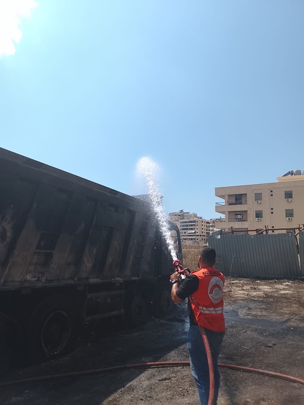 إخماد حريق أوتوستراد الشماع في صيدا بعد احتراق شاحنتين بالكامل