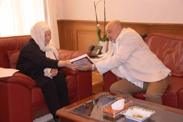 بهية الحريري تتسلم من خالد الكردي كتابه "لبنان ٨٢.. سنوات النار والرصاص (١٩٨٢-١٩٩٢)"