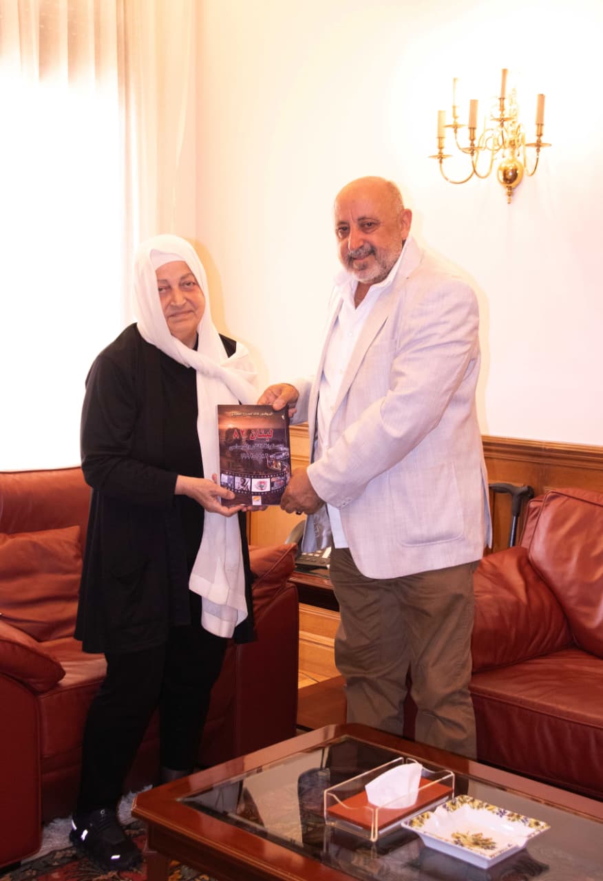 بهية الحريري تتسلم من خالد الكردي كتابه "لبنان ٨٢.. سنوات النار والرصاص (١٩٨٢-١٩٩٢)"