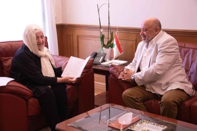 بهية الحريري تتسلم من خالد الكردي كتابه "لبنان ٨٢.. سنوات النار والرصاص (١٩٨٢-١٩٩٢)"