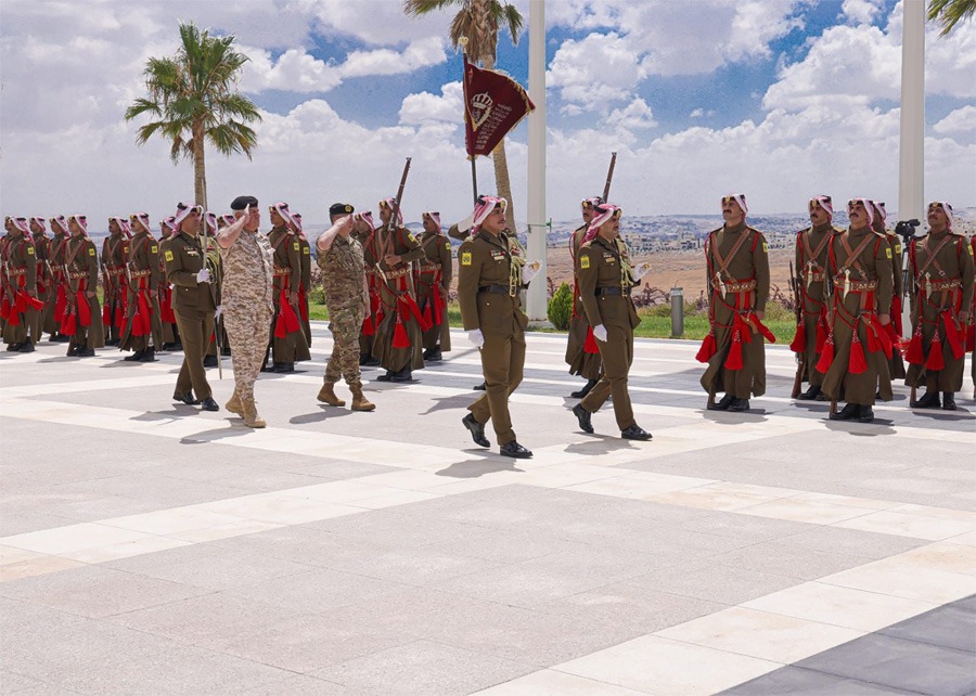 الملك عبدالله الثاني يستقبل قائد الجيش العماد هيكل مؤكداً وقوف الأردن إلى جانب لبنان ودعم مؤتمر باريس العسكري