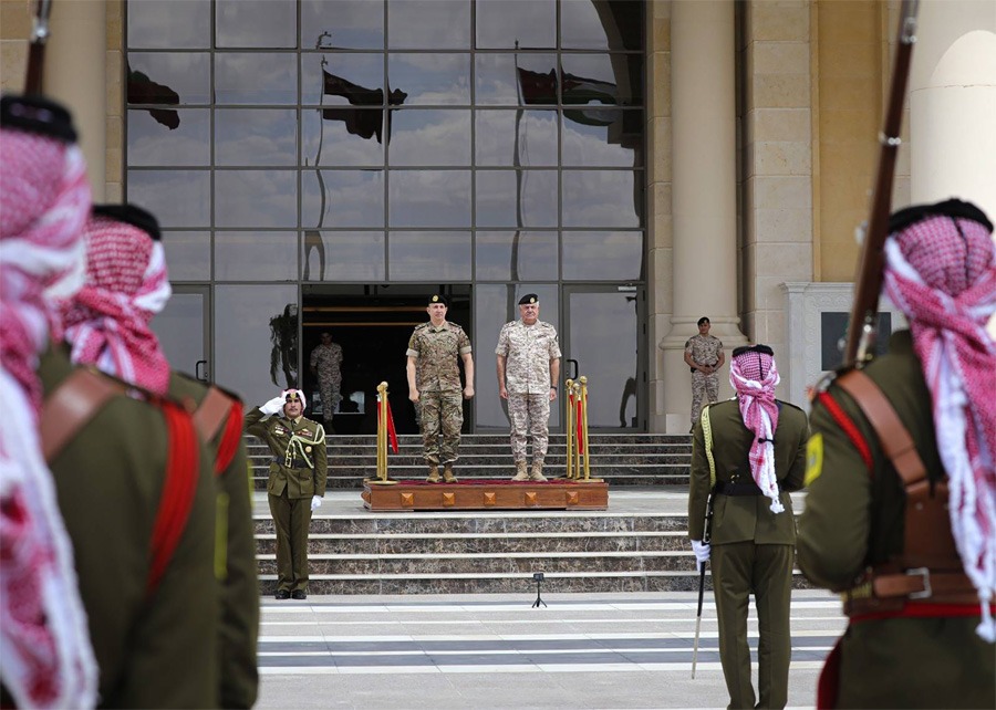 الملك عبدالله الثاني يستقبل قائد الجيش العماد هيكل مؤكداً وقوف الأردن إلى جانب لبنان ودعم مؤتمر باريس العسكري
