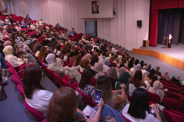 ثانوية رفيق الحريري تفتتح عامها الدراسي الجديد