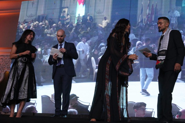 الرئيس عباس بارك "العرس الجماعي" بمبادرة سامي البقاعي بزفاف 60 عريساً وعروساً في صيدا